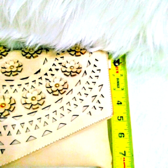 (NEW)! Cute! Cream Clutch Bag! :-) - Picture 4 of 9